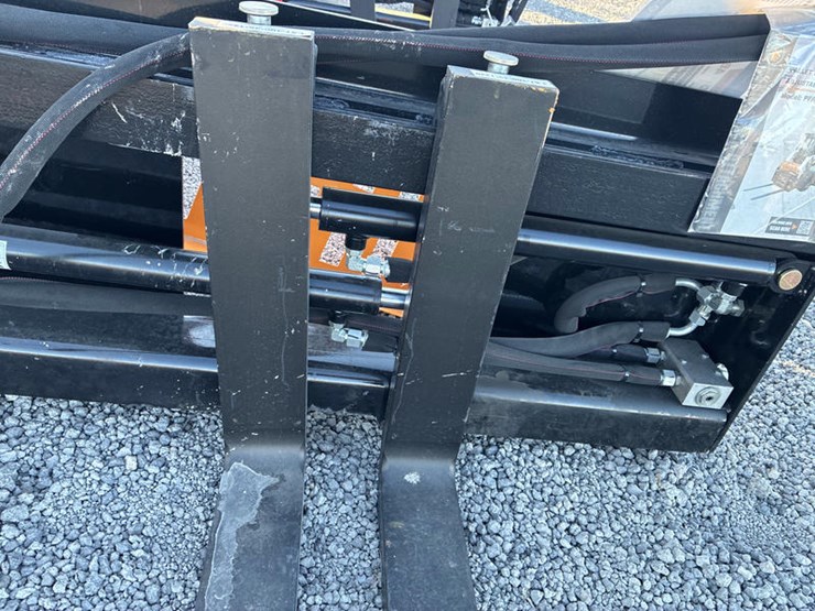 #115410-•-skidsteer-pallet-forks-hyd-adj-image-5