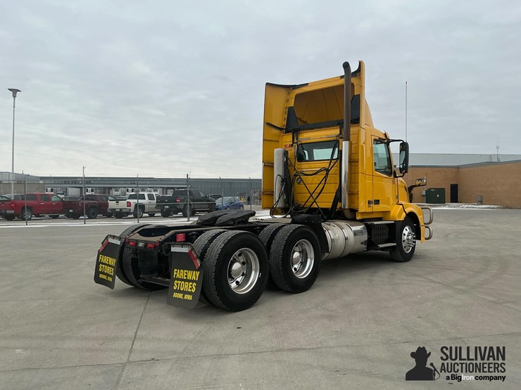 2017-volvo-vnl64t300-image-5