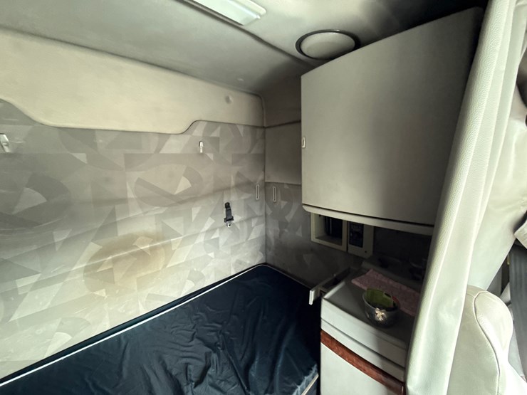 #30941-•-2010-volvo-vnl-tandem-axle-truck-tractor-image-43