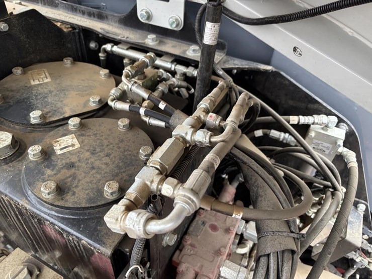 2021-takeuchi-tb240-image-43