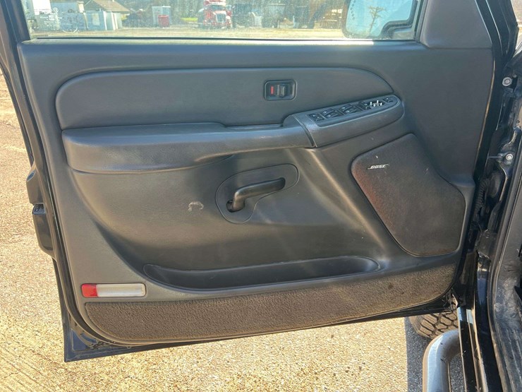 2004-gmc-2500-image-9