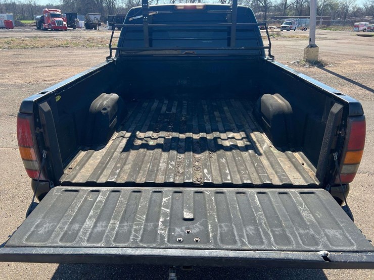 2004-gmc-2500-image-21