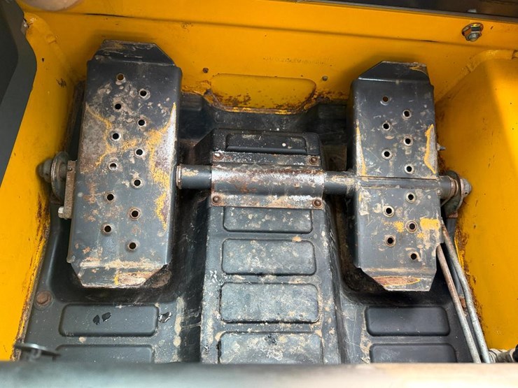 new-holland-l218-image-33