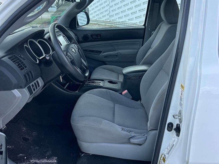 2015-toyota-tacoma-image-11