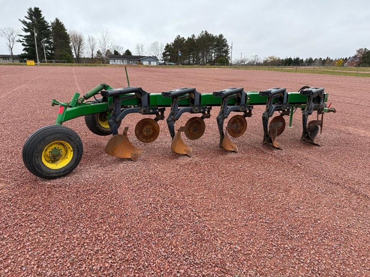 john-deere-2810-image-2