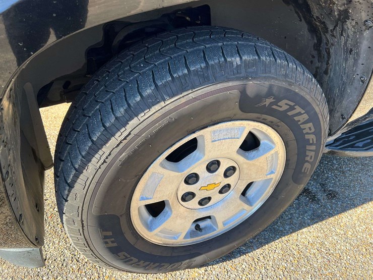 2011-chevrolet-tahoe-image-24