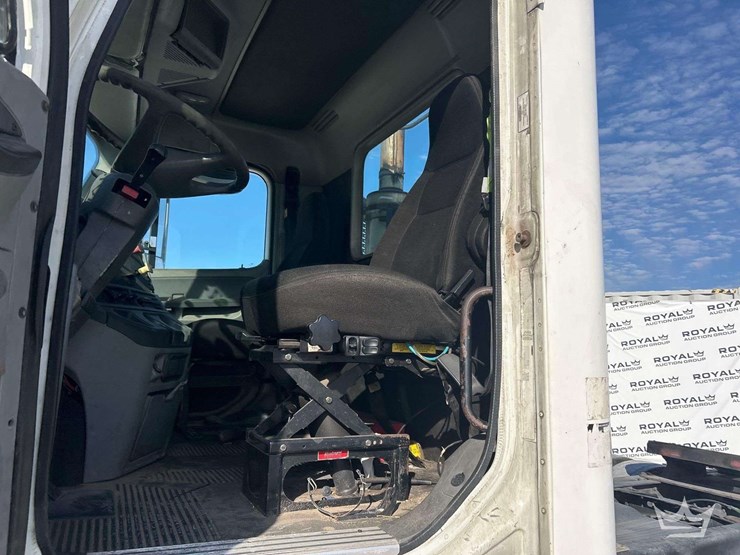 2007-freightliner-columbia-120-image-14