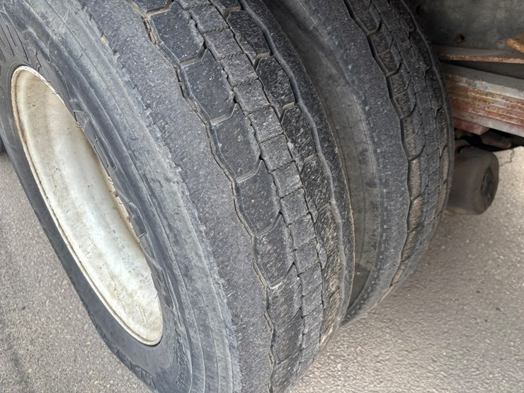 2005-gmc-t7500-image-103