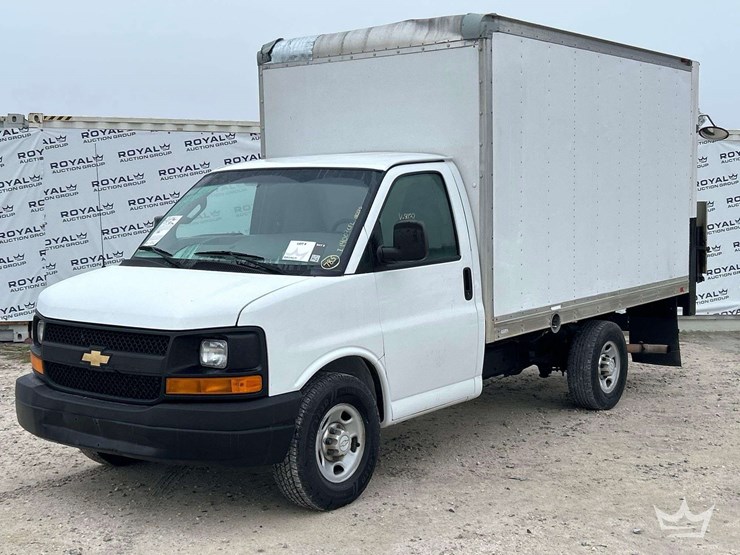 2017-chevrolet-express-3500-image-1