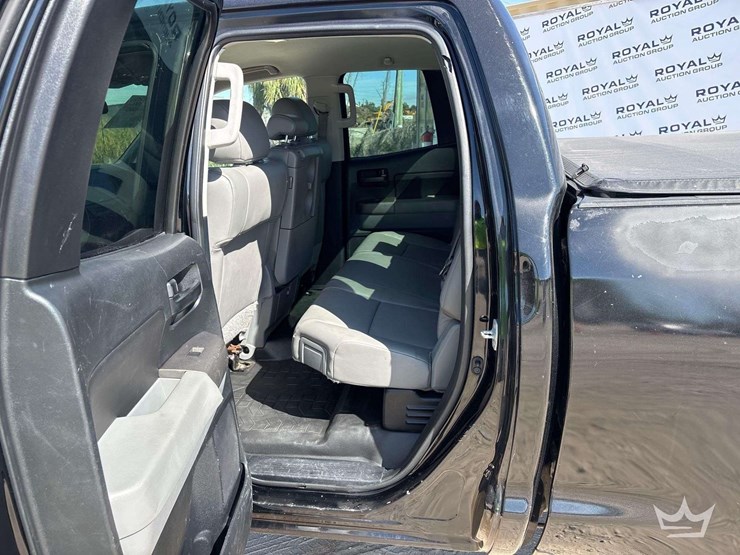 2012-toyota-tundra-sr5-image-23