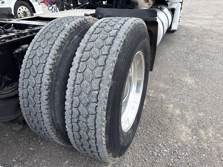 #30941-•-2010-volvo-vnl-tandem-axle-truck-tractor-image-23