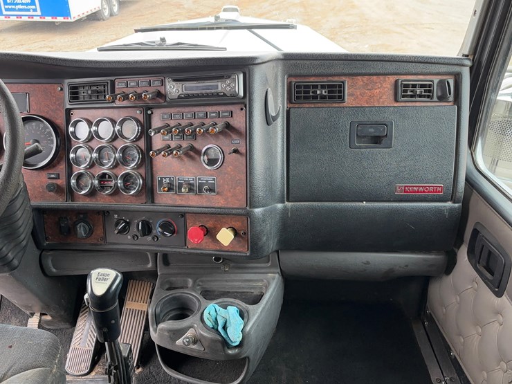 2004-kenworth-w900l-image-31