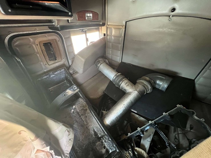 2000-peterbilt-379-image-22