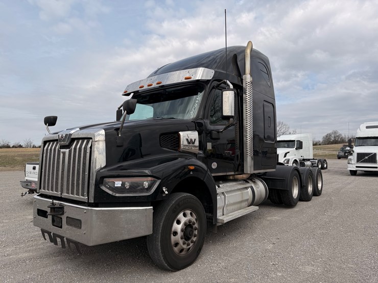 2022-western-star-49x-image-1