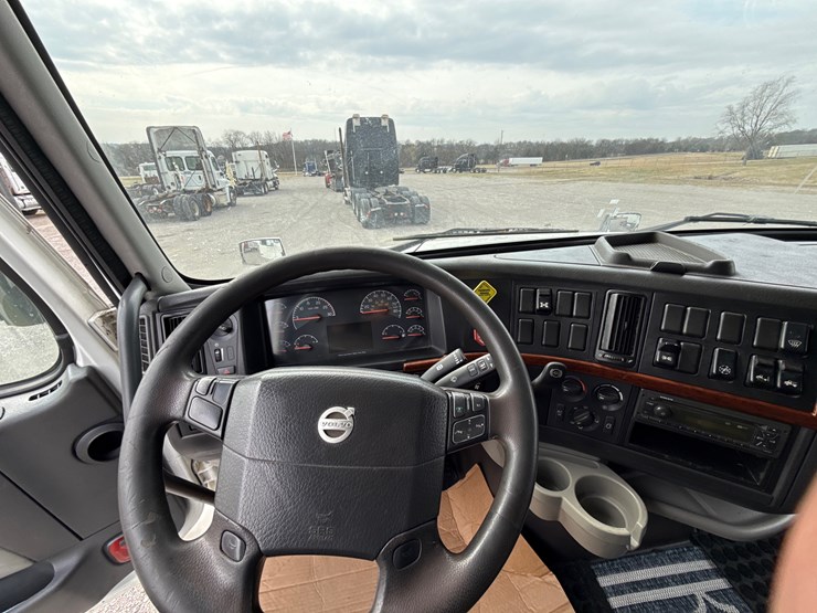 #30939-•-2012-volvo-vnl-tandem-axle-truck-tractor-image-31
