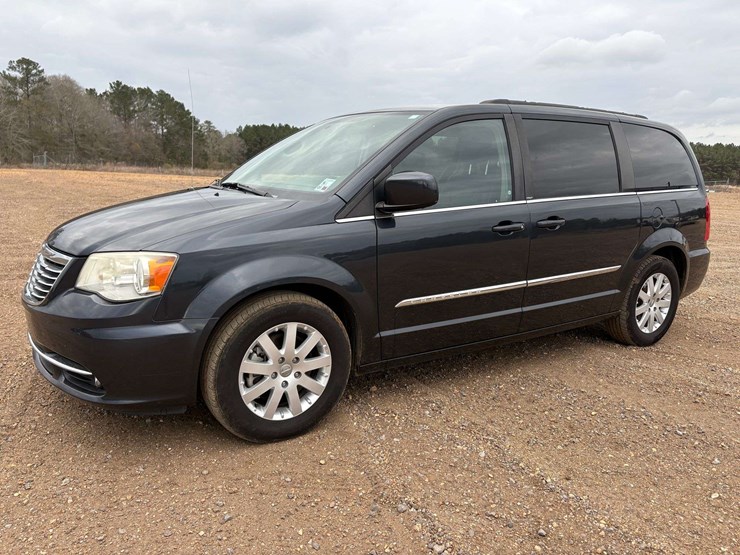 2014-chrysler-town-&-country-image-1