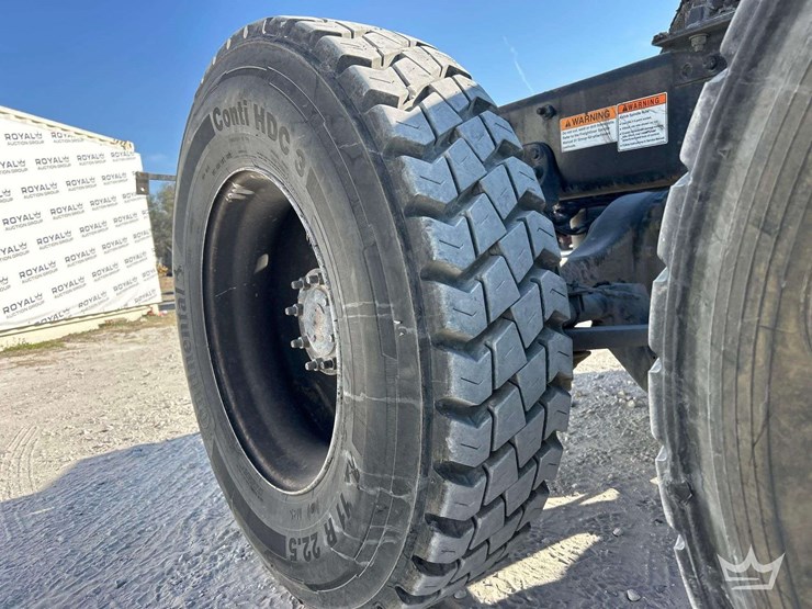 2013-freightliner-cascadia-125-image-41