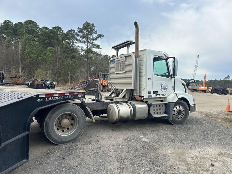 2017-volvo-vnl64-t/a-truck-tractor-image-4