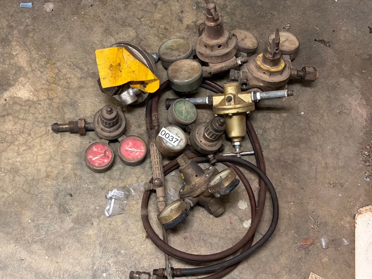 #37-•-lot-of-gauges-image-1