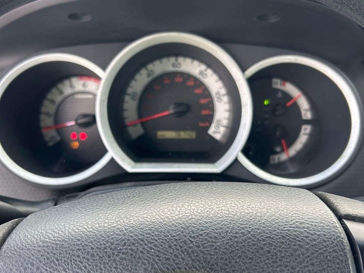 2015-toyota-tacoma-image-15