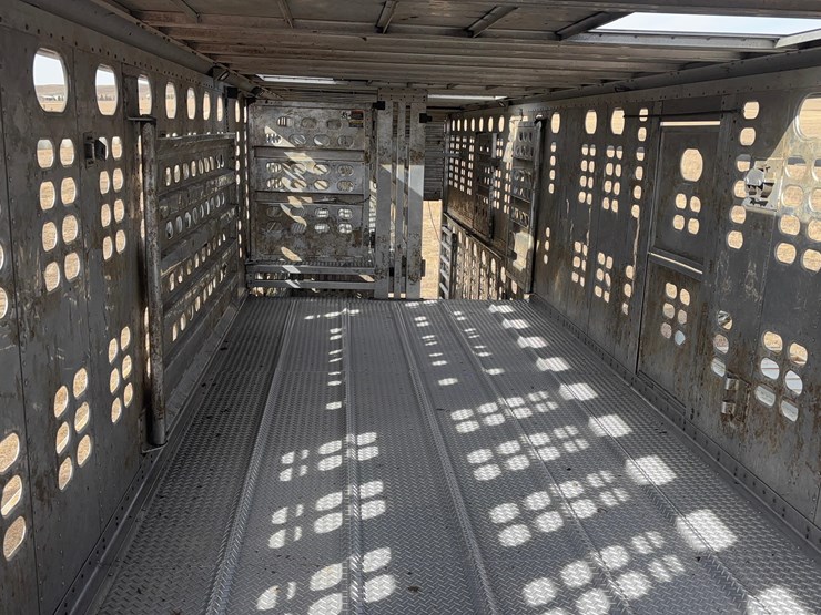 2018-wilson-livestock-trailer-image-23