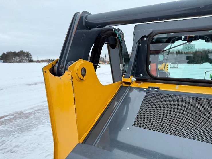 2018-deere-318g-image-22