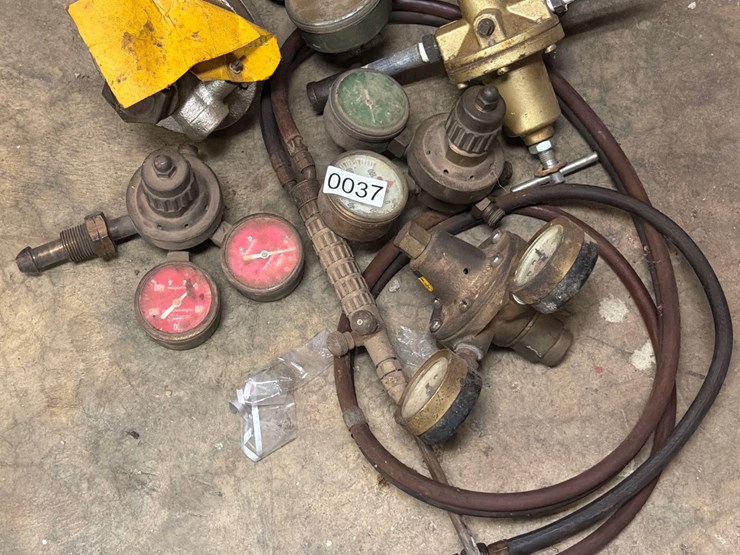 #37-•-lot-of-gauges-image-3