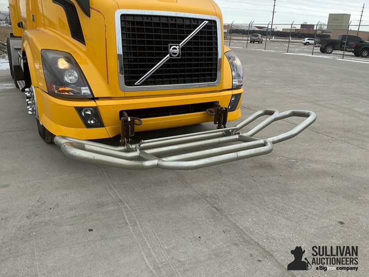 2017-volvo-vnl64t300-image-9