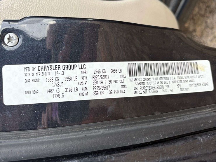 2014-chrysler-town-&-country-image-29