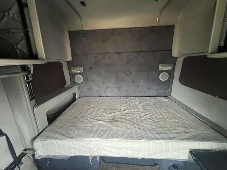 2012-volvo-vn-image-26