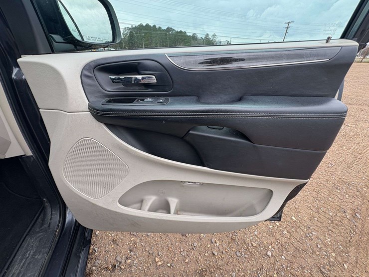 2014-chrysler-town-&-country-image-23