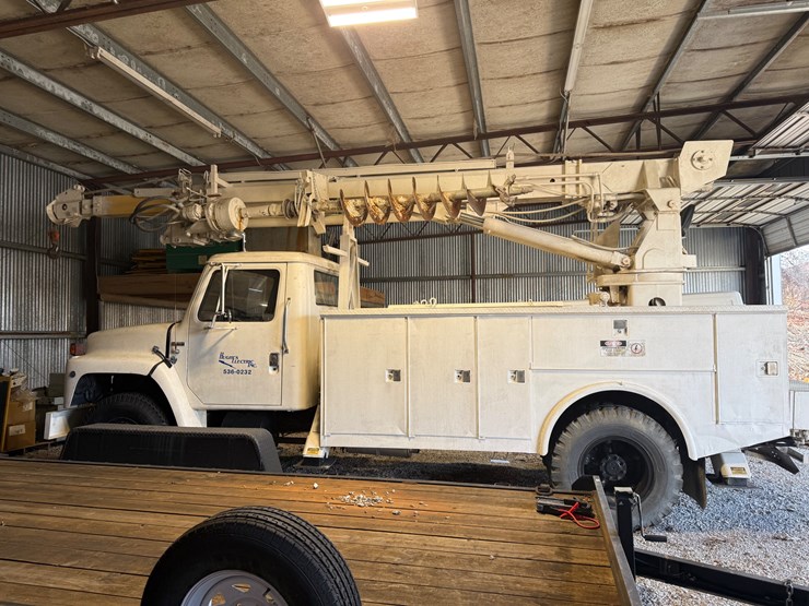 #5-•-1983-international-1724;-1734;-1754-digger-truck-image-1