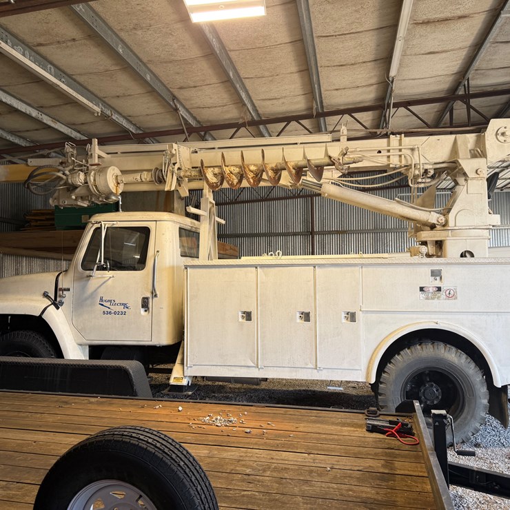 #5 • 1983 International 1724; 1734; 1754 DIGGER TRUCK