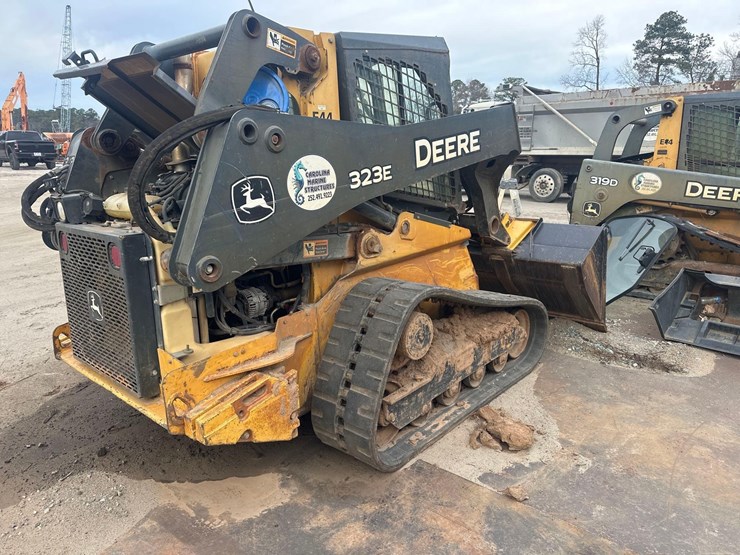 deere-323e-image-7