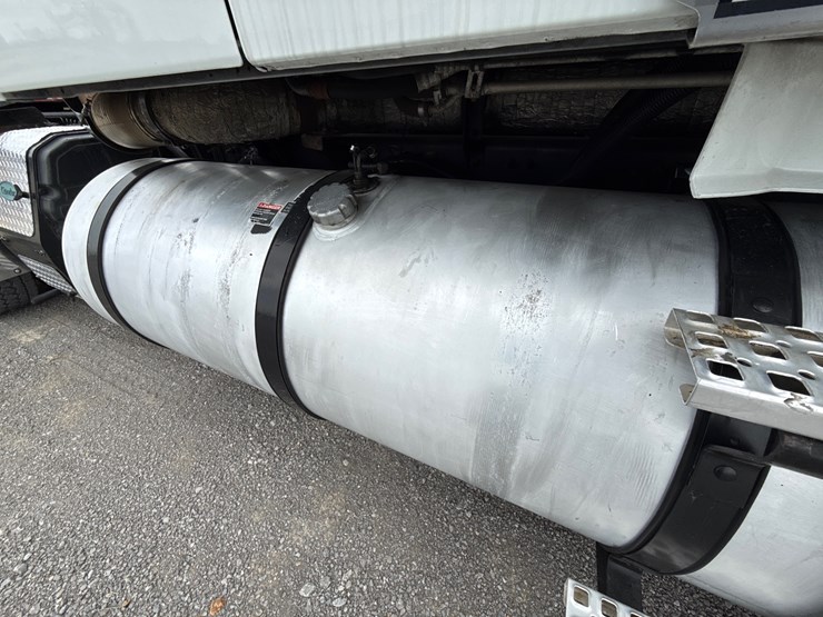 #30941-•-2010-volvo-vnl-tandem-axle-truck-tractor-image-19