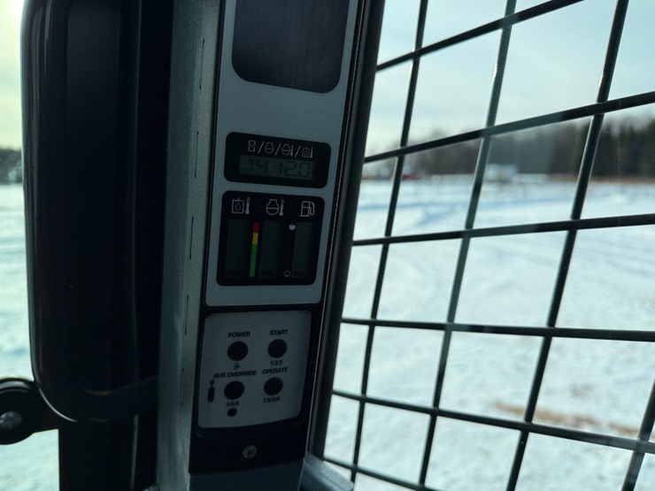 new-holland-l218-image-36