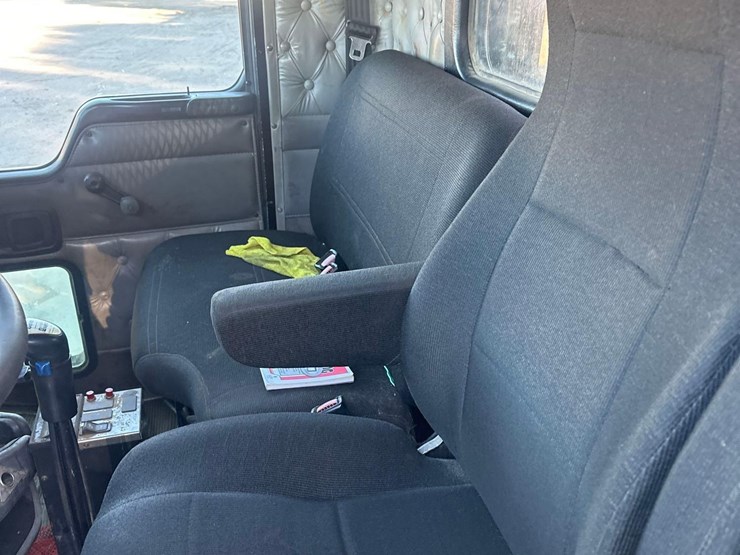 2005-kenworth-t300-image-17