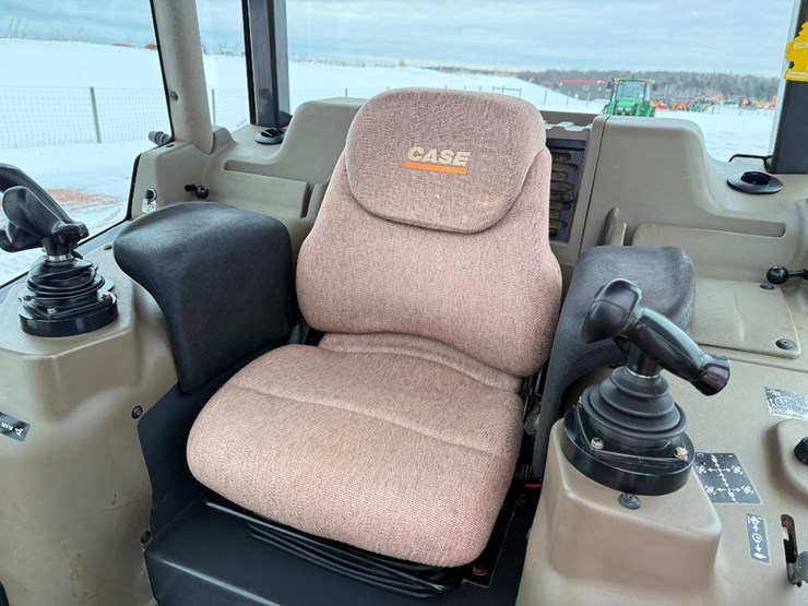 2011-case-1650l-xlt-image-56