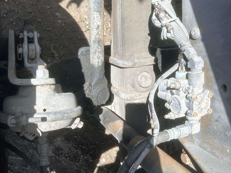 1999-freightliner-fl80-image-19