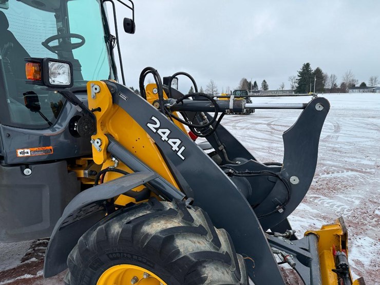 2019-deere-244l-image-47