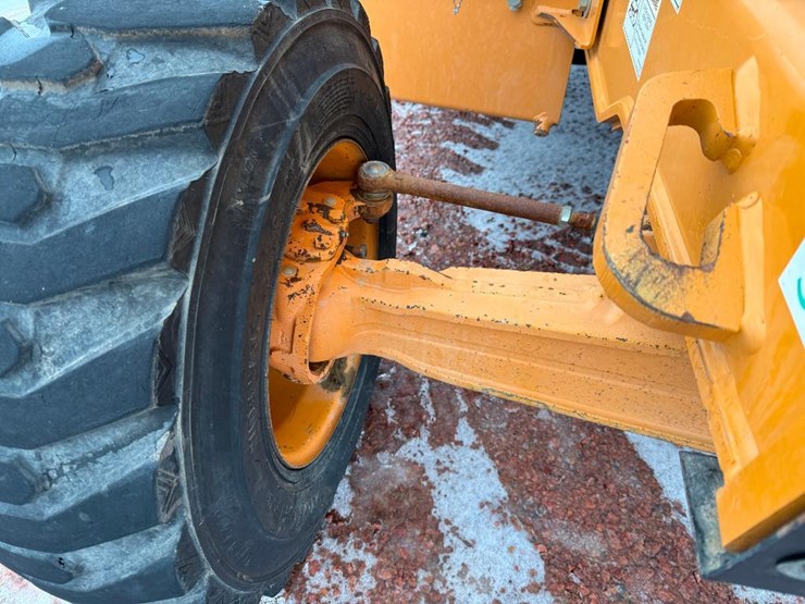 2011-case-570m-xt-image-51