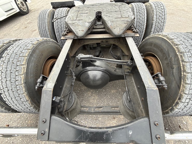 #30941-•-2010-volvo-vnl-tandem-axle-truck-tractor-image-25