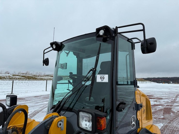 2019-deere-244l-image-18