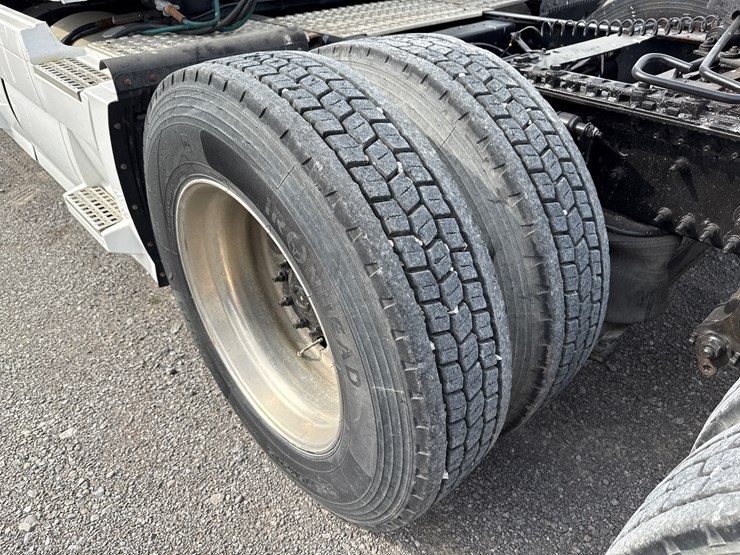 #30939-•-2012-volvo-vnl-tandem-axle-truck-tractor-image-21