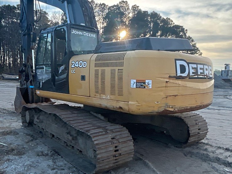 deere-240d-lc-image-4