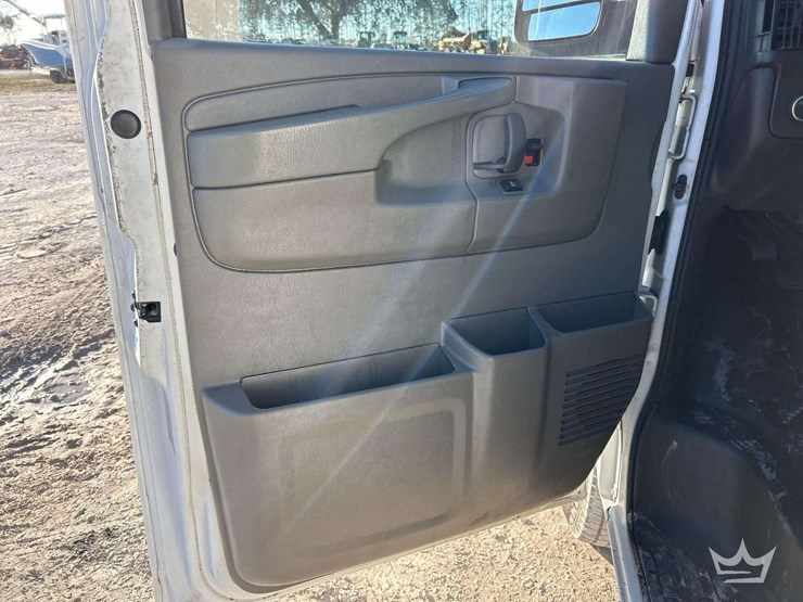 2015-chevrolet-express-2500-image-10