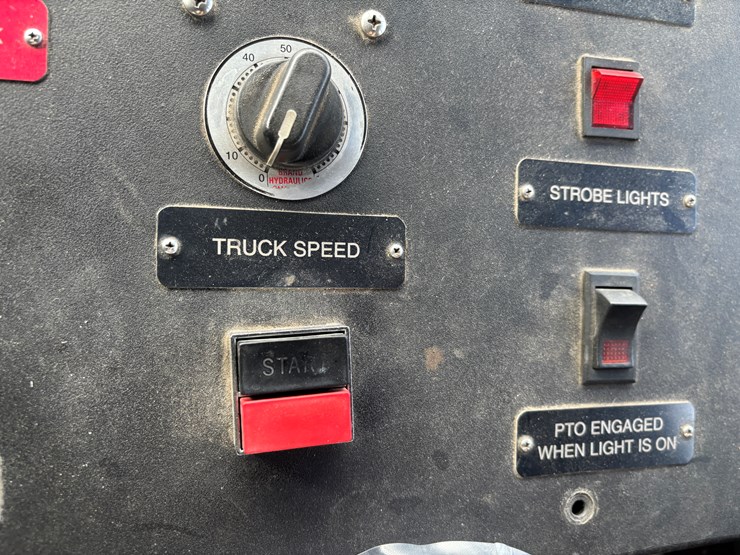 2005-gmc-t7500-image-25