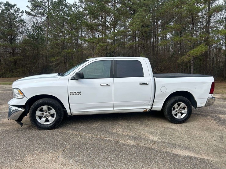 2016-ram-1500-slt-image-2