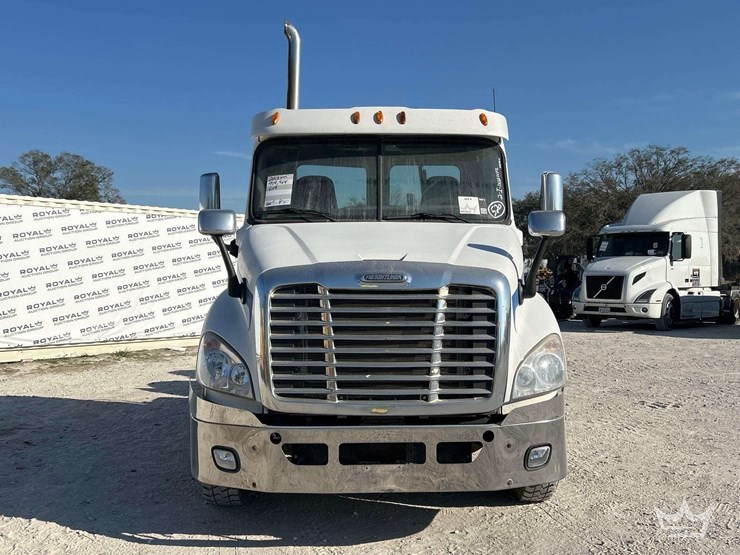 2013-freightliner-cascadia-125-image-43