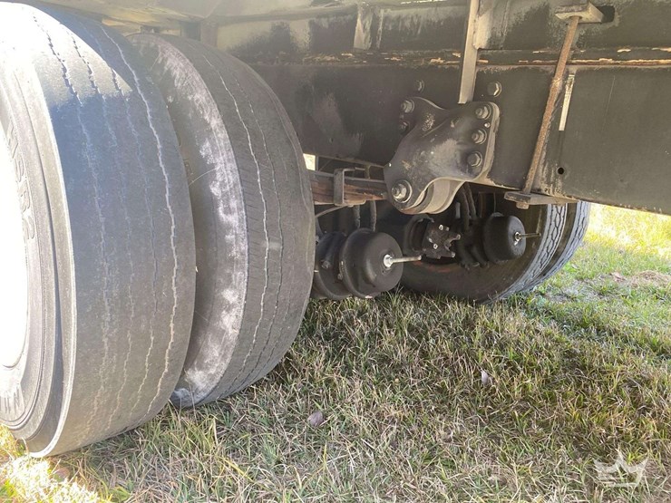 2005-freightliner-m2-106-image-23